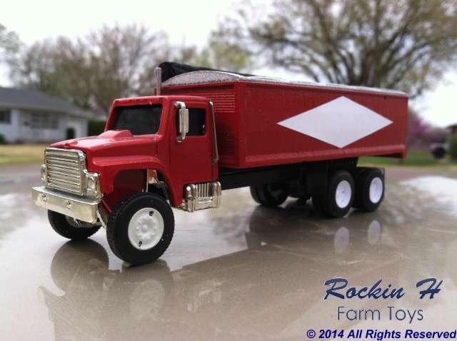 Ertl IH S Series End Dump Grain Truck