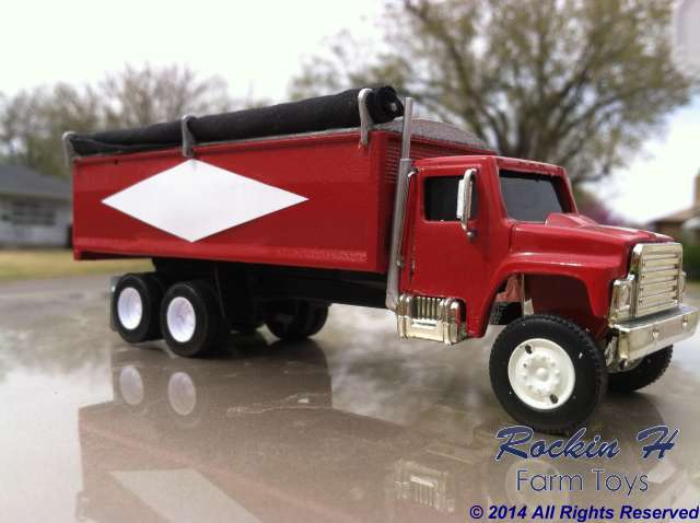 Ertl IH S Series End Dump Grain Truck