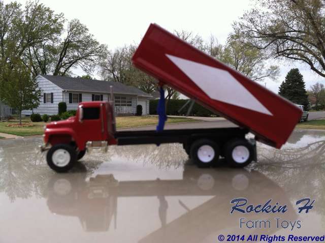 Ertl IH S Series End Dump Grain Truck