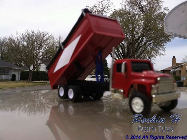 Ertl IH S Series End Dump Grain Truck