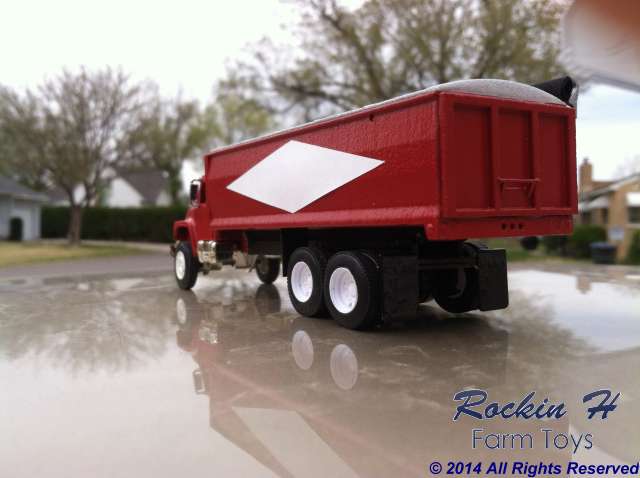 Ertl IH S Series End Dump Grain Truck