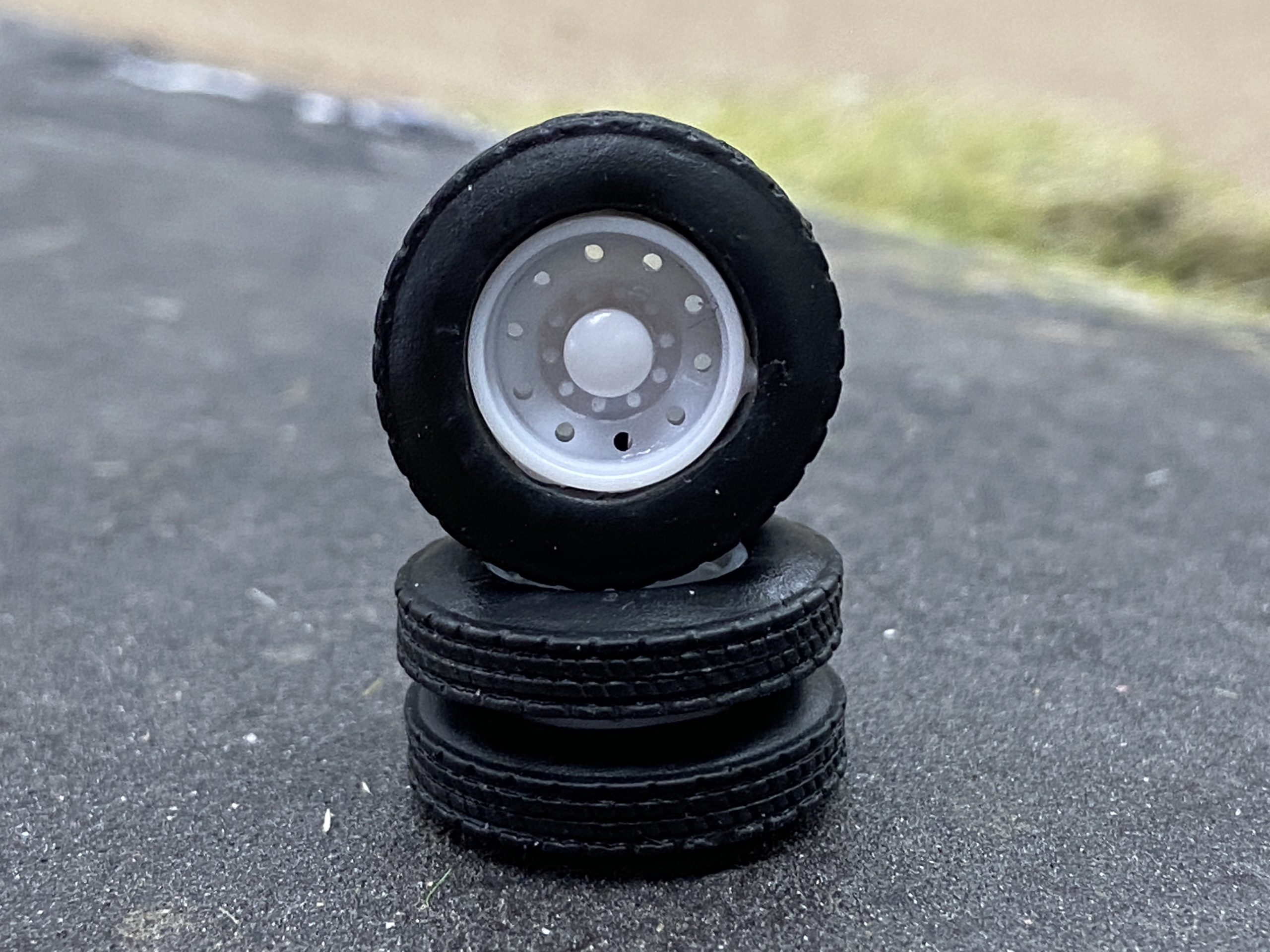White 10-Hole Canadakota Wheels – 1/64 Scale